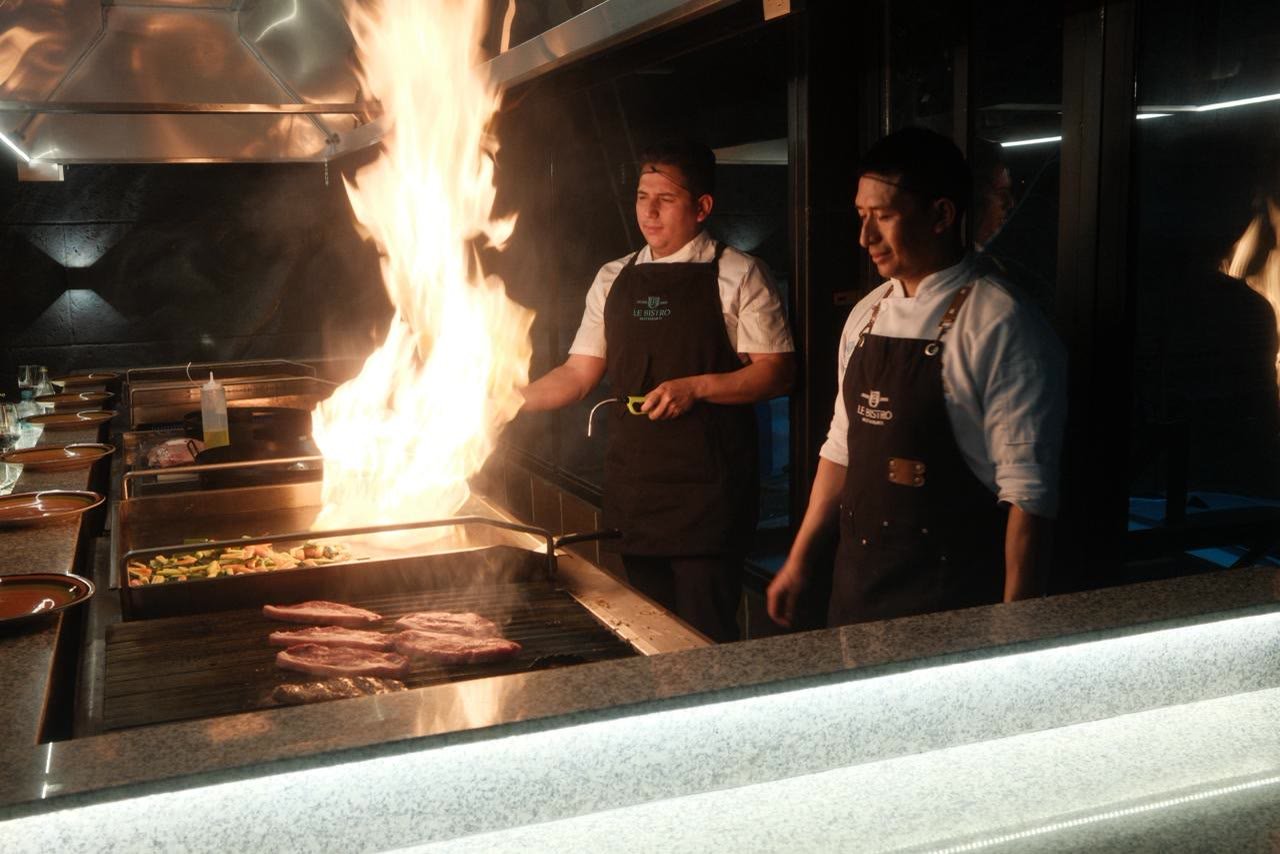 Cortes de carne en la parrilla mientras sube el fuego