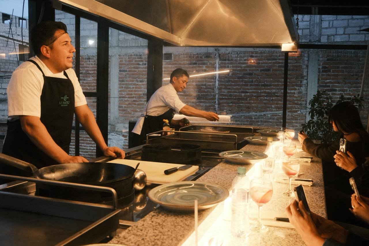 Chef hablando con los invitados mientras graban con sus teléfonos